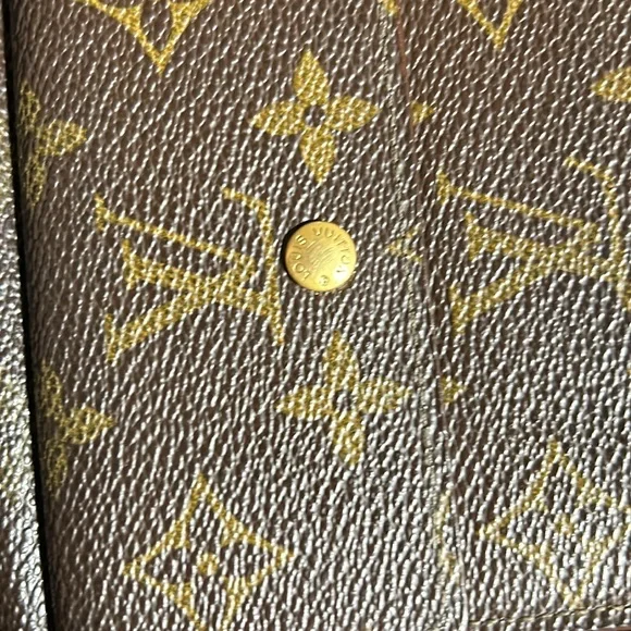 Vintage (GUC) LV wallet monogram unisex wallet 🤎 add a chain and it’s a purse